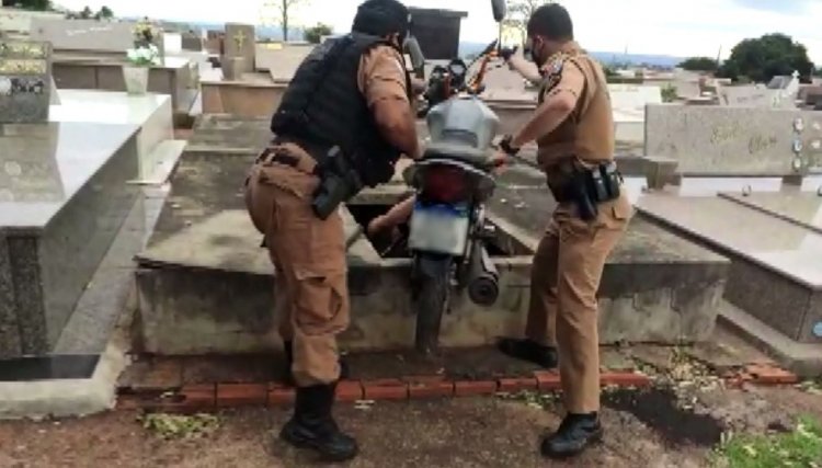 Moto roubada é encontrada dentro de túmulo em cemitério do Paraná