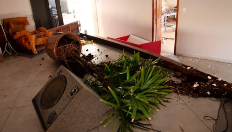 Altar do Salão Paroquial de Igreja em Corbélia é destruído por uma mulher