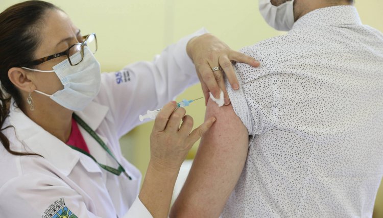 Primeira dose da vacina contra a Covid-19 já foi aplicada em quase 50% do grupo prioritário do PR