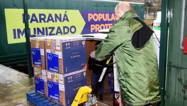 Paraná recebe 127,5 mil vacinas contra a Covid-19; segunda parte da remessa chegará à noite