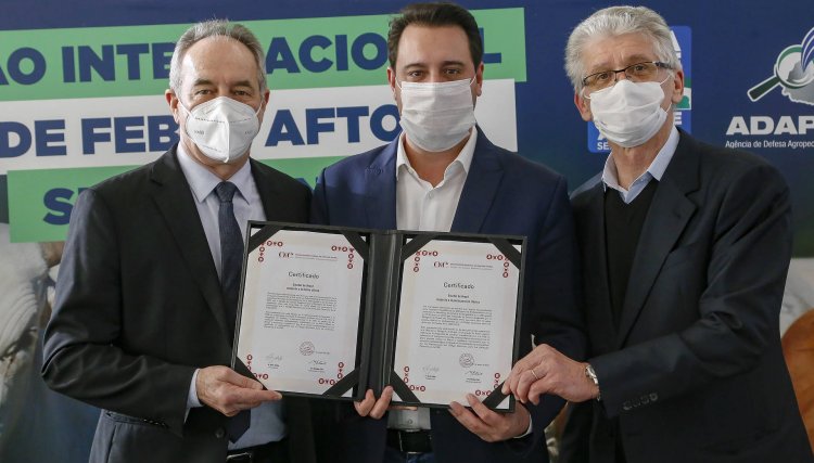 Diretor da Frimesa, Elias Zidek participa da entrega do certificado de área livre da aftosa