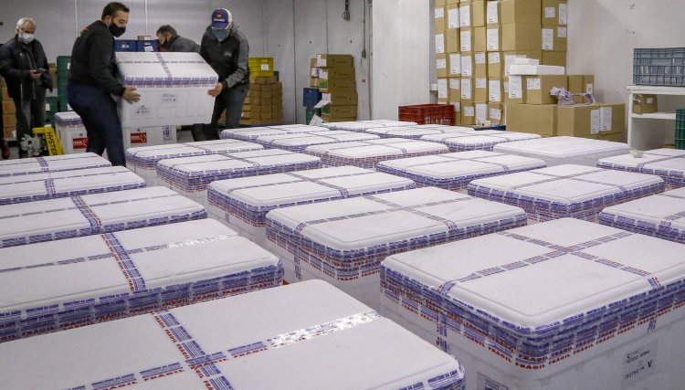 Paraná recebe 298,2 mil vacinas da AstraZeneca; lote contém apenas segundas doses