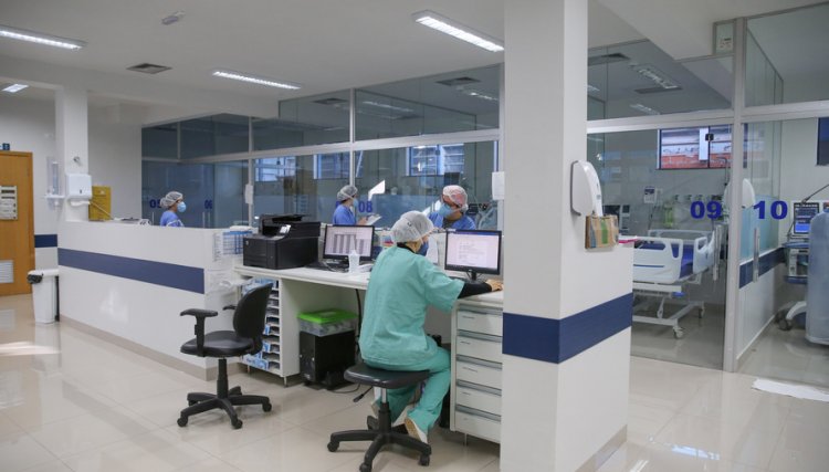 Agosto termina com queda nos óbitos por Covid-19 e estabilidade de casos no Paraná 