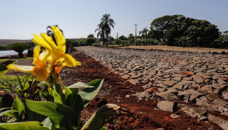 Pavimentação em estradas rurais facilita produção no Oeste do Paraná