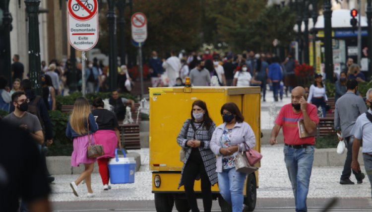 Pelo menos 218 cidades do Paraná já implantaram medidas restritivas para conter nova onda da Covid-19