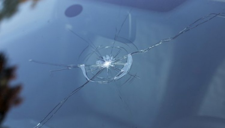 Carro tem para-brisa quebrado por disparo de arma em Cafelândia