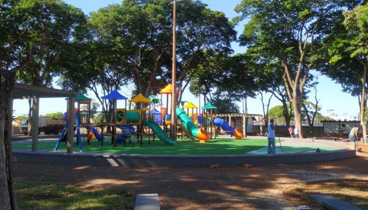 Força tarefa é realizada na praça das Américas  em Assis Chateaubriand para pintura e limpeza