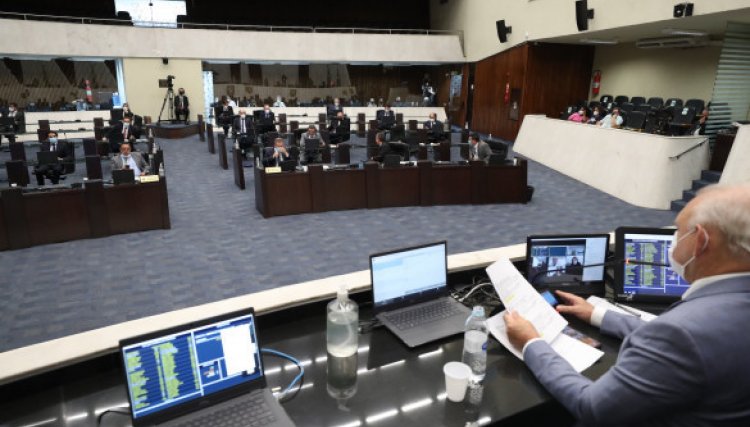 Projeto que reajusta piso salarial dos professores em 48,7% é aprovado em 1º turno no PR