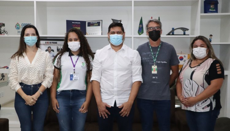 Aluna do IFPR apresenta aplicativo para comunicação entre cidadão e gestão de Assis 