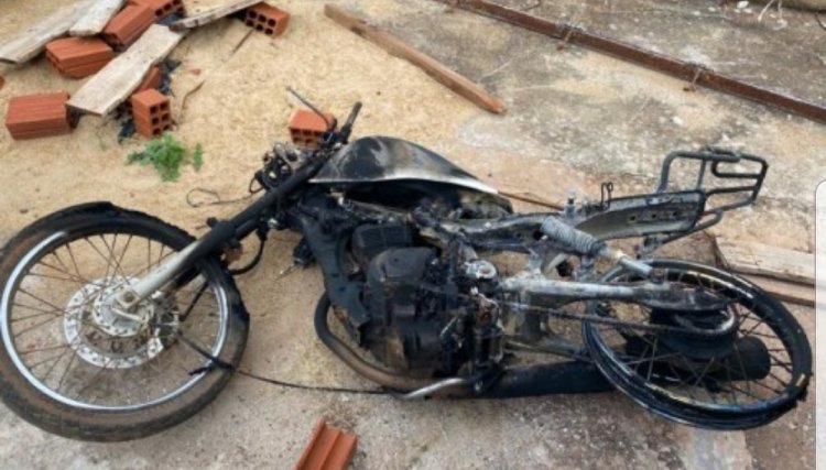 Rapaz é agredido pelo sogro e tem até a motocicleta queimada 