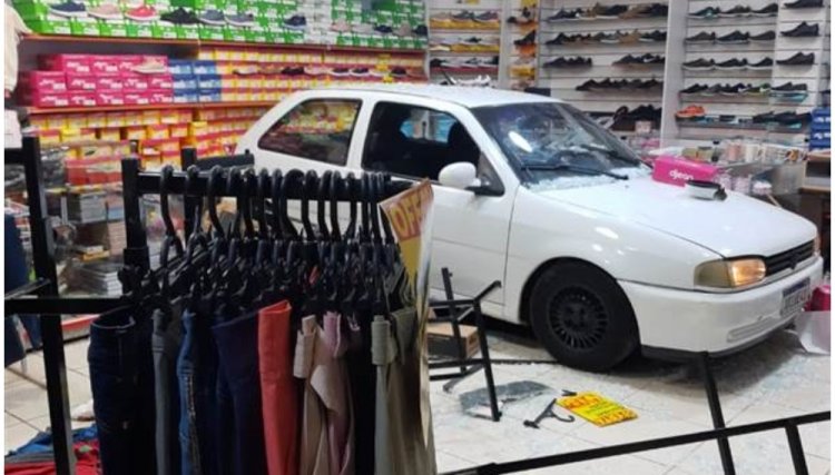 Criminosos usam carro para arrombar loja na região 