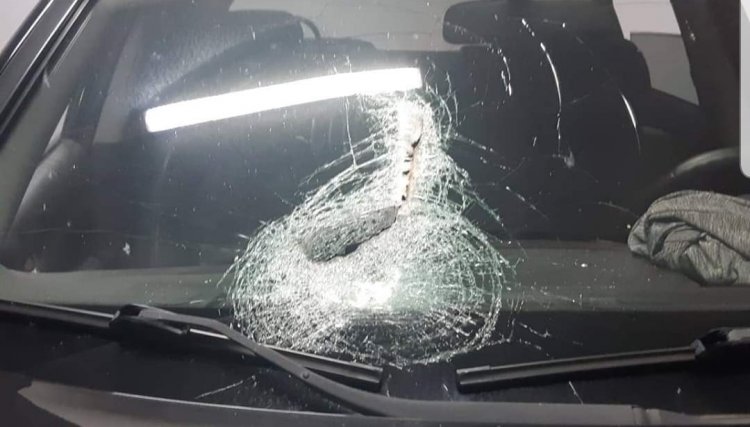 Mulher fica gravemente ferida após peça de caminhão se soltar e atingir carro, na região Oeste 