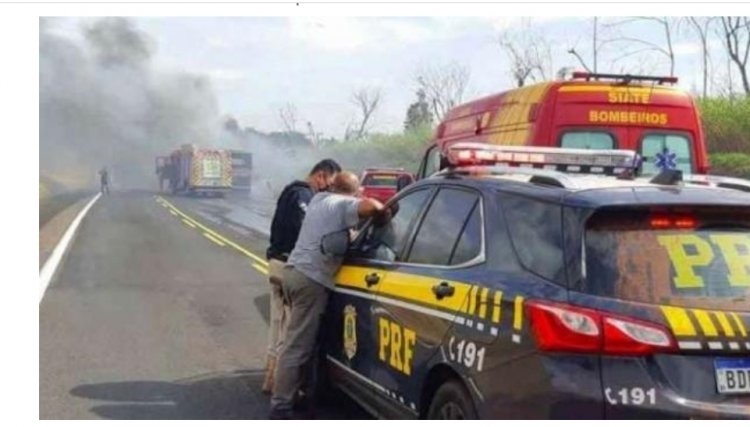 Caminhões pegam fogo após acidente e duas pessoas morrem na BR 376