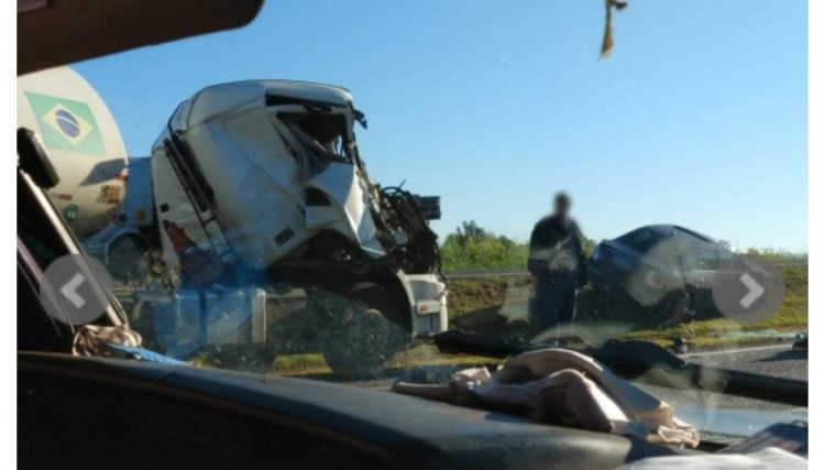 Carretas batem e empurram veículo para fora da pista na BR-277 