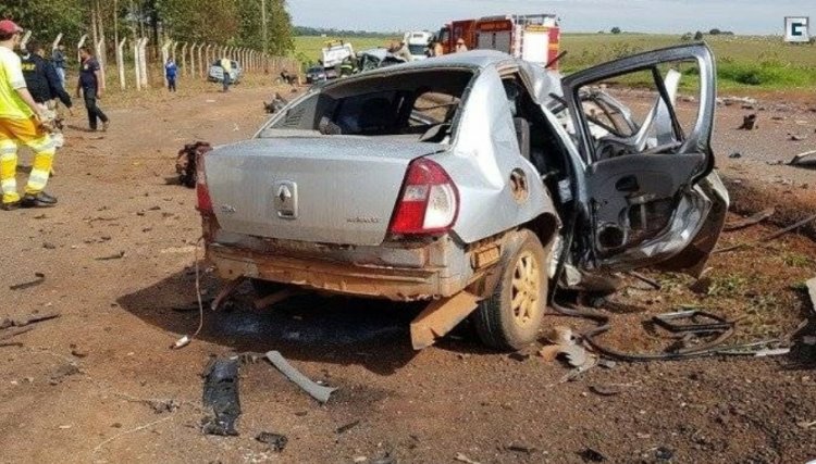 Acidente entre carro e caminhonete deixa quatro pessoas mortas