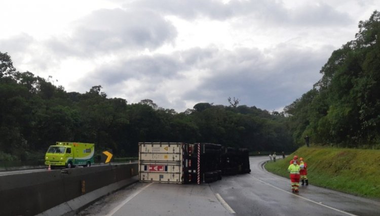 Carreta tomba na BR-277 e a pista sentido Litoral ficou interditada até às 11 horas 