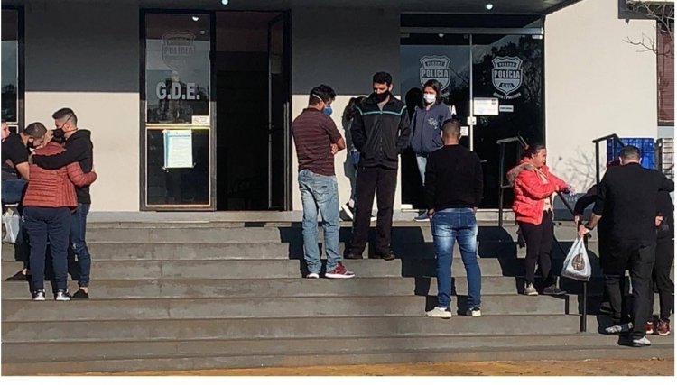 Familiares vão ao IML liberar corpos de jovens que morreram em acidente na região Oeste 