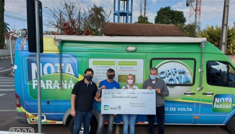 Premiados recebem cheques de R$ 1 milhão e de R$ 200 mil