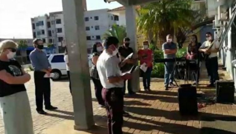 Equipe técnica do Hospital de Retaguarda recebe serenata em Cascavel 