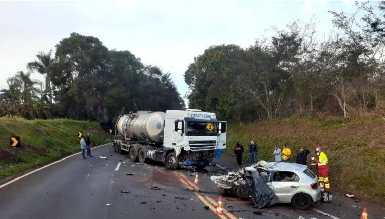 Batida frontal entre carro e caminhão deixa 2 mortos na BR-277