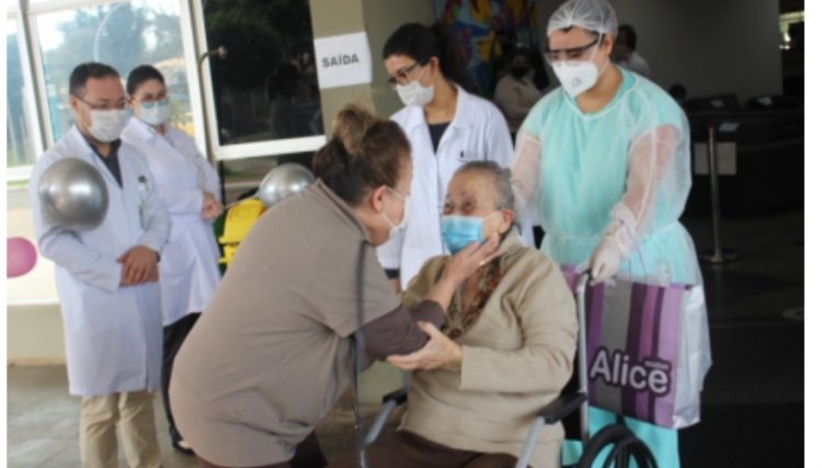 PACIENTE DE 94 ANOS RECUPERADA DA COVID-19 RECEBE ALTA EM FOZ DO IGUAÇU