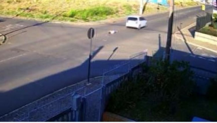 Criança de skate é esmagada por carro; veja imagens impressionantes