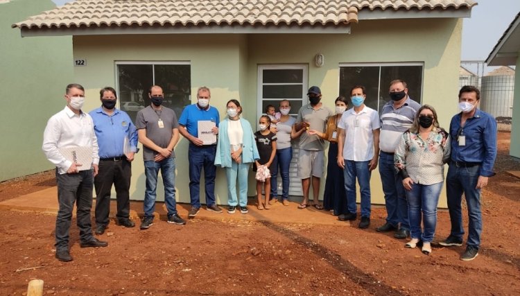 Famílias de Ubiratã recebem casas próprias sem nenhum custo
