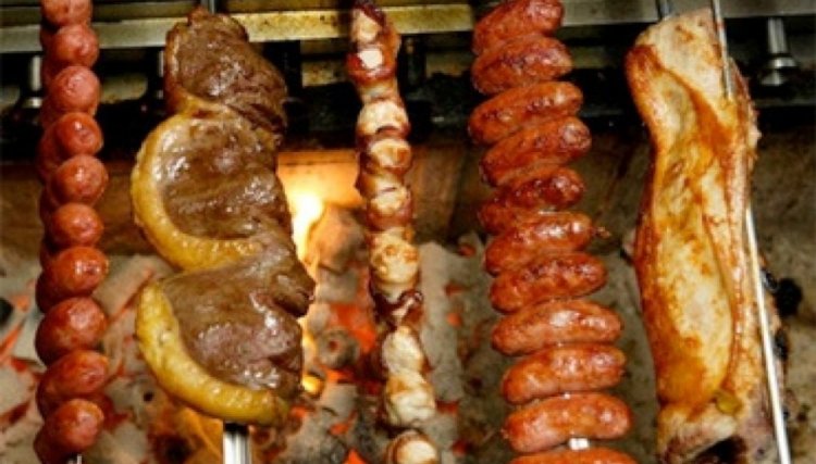 Restaurante Dom Rafaello serve hoje rodízios de carne e amanhã buffet com costela assada 