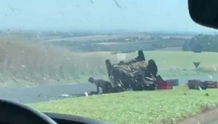 Vídeo registra motorista saindo de caminhonete após capotamento