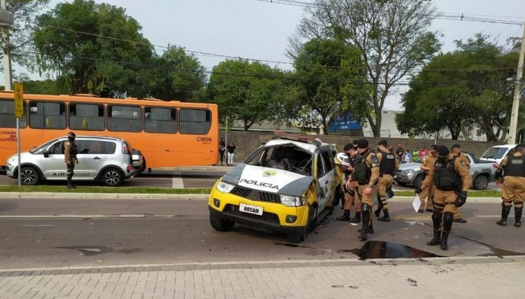 Carro da PM capota após motorista perder controle da direção em rotatória, em Curitiba; veja o vídeo