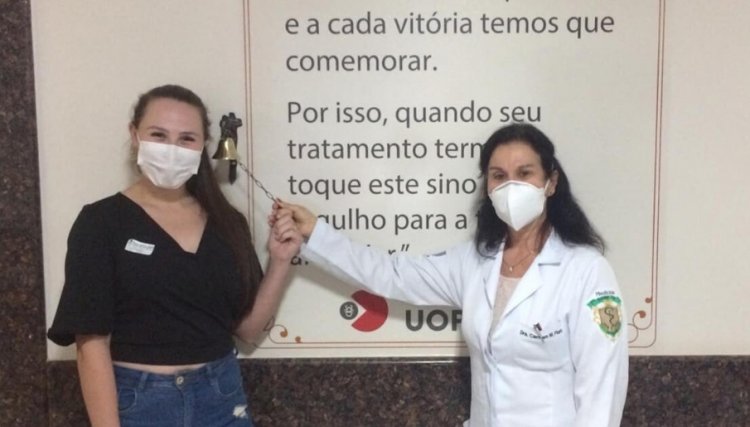 Paciente comemora vitória contra o câncer tocando sino na Uopeccan de Cascavel