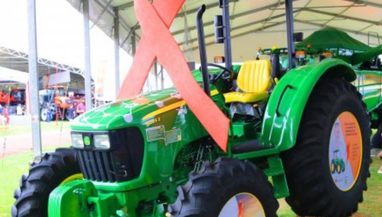 UOPECCAN de Cascavel e MA Máquinas/John Deere entregam trator de ação entre amigos
