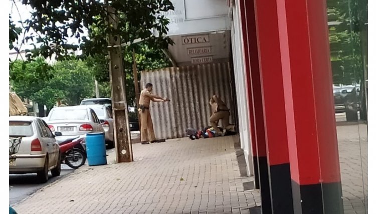 Polícia militar de Nova Aurora prende dois homens acusados de cometer assalto em relojoaria no centro da cidade