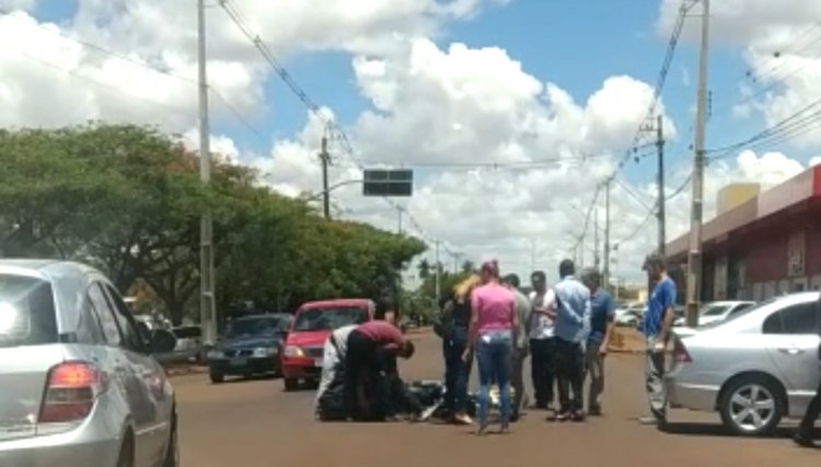 Acidente envolvendo carro e moto deixa pessoa ferida em Cafelândia 