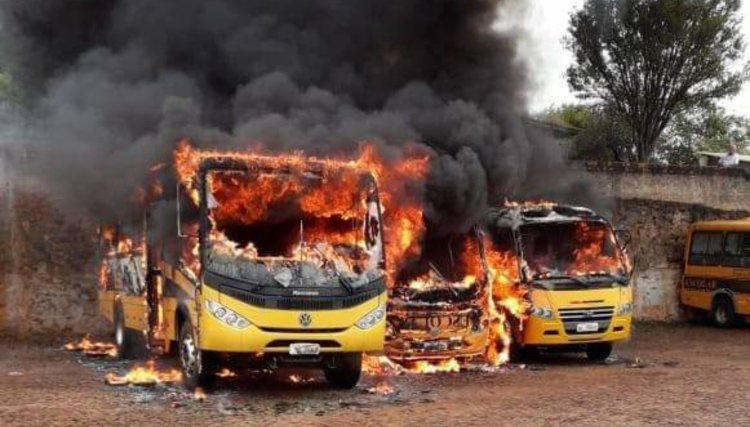 Três ônibus usados no transporte escolar ficam destruídos após incêndio na região Oeste