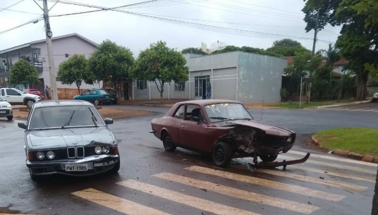 Acidente entre uma BMW e um Corcel é registrado em Cafelândia 