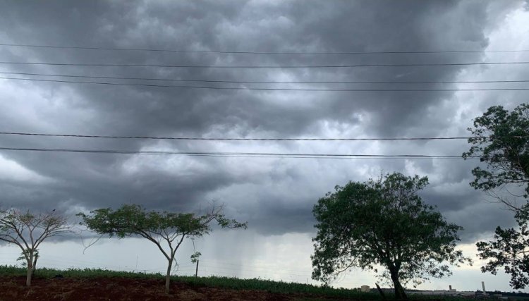 Alerta para chuva forte e rajadas de vento que podem se aproximar dos 50 km/h