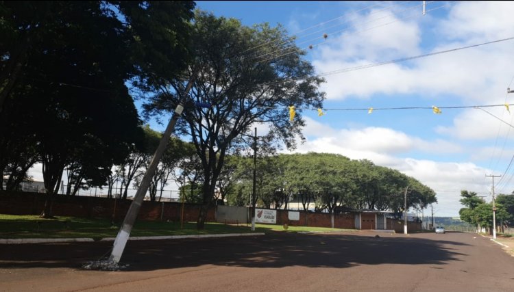 Batida em poste deixa cabos de energia no chão em Cafelândia 