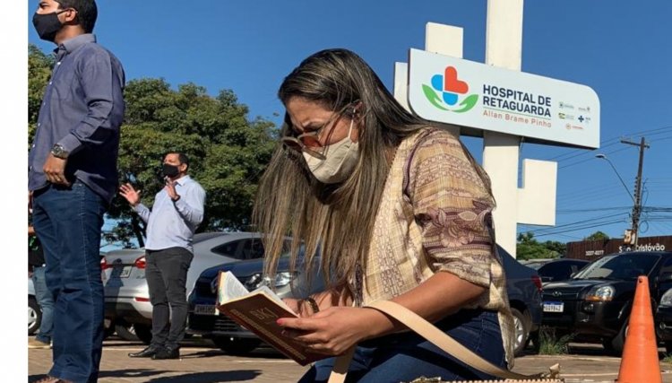 Pastores realizam orações em frente ao Hospital de Retaguarda em Cascavel 