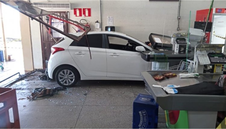 Mulher perde controle de carro e invade supermercado no PR