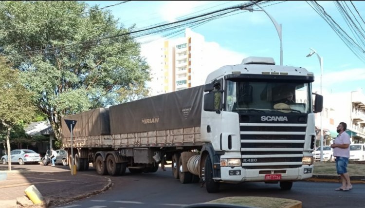 Carreta fica presa em rotatória de Cafelândia 