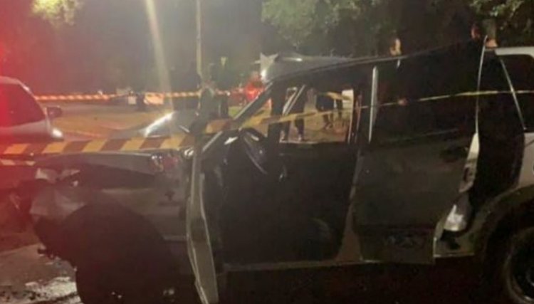 Motorista bate o carro em um árvore no Centro de Nova Aurora 