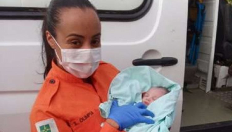 Bombeiros socorrem bebê que foi jogado no lixo