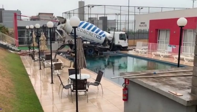 Imagem de segurança mostra momento em condutor corre atrás caminhão que cai em piscina