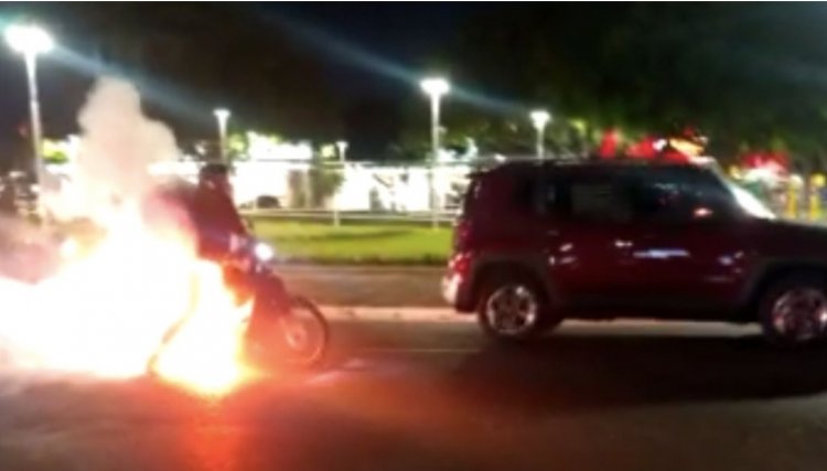 Motocicleta pega fogo durante carreata que comemorava título do São Paulo 