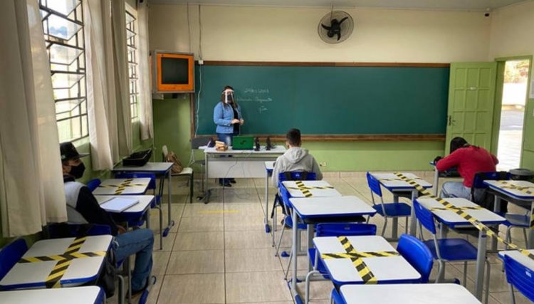 Mais escolas voltam às aulas presenciais com segurança no Paraná
