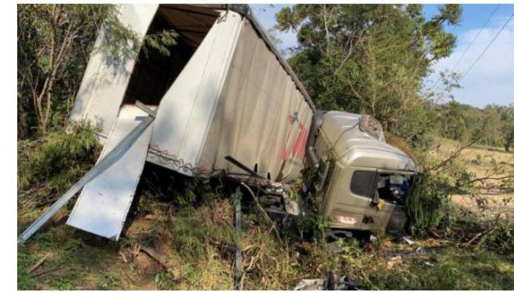 Caminhão fica destruído após sair da pista na PR 182