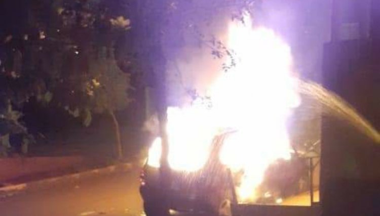 Carro de suspeito de homicídio é incendiado em Cafelândia 