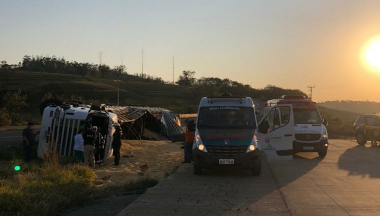 Aeromédico é acionado após capotamento de caminhão, motorista faleceu no local 
<br/>