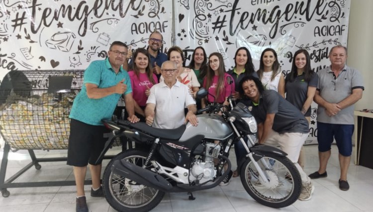 Luzia Tereza Mendes é a ganhadora da motocicleta do Festivendas da Acicaf 
